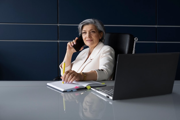 Coup moyen femme parlant au téléphone