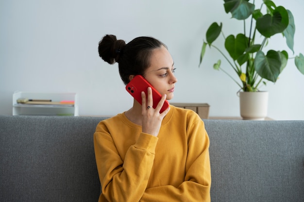 Coup moyen femme parlant au téléphone