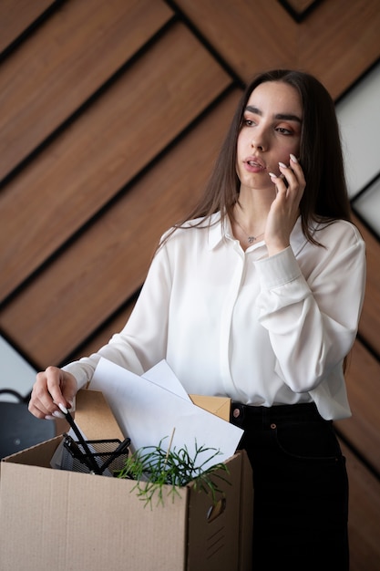 Coup moyen femme parlant au téléphone