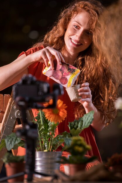 Coup moyen femme plantant des graines