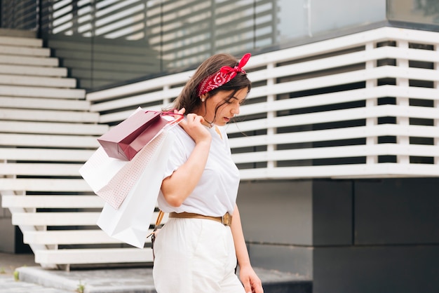 Coup moyen femme portant un bandana rouge