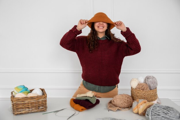 Coup moyen femme portant un bonnet tricoté