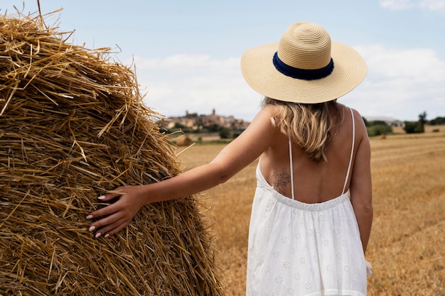 Coup moyen femme portant un chapeau