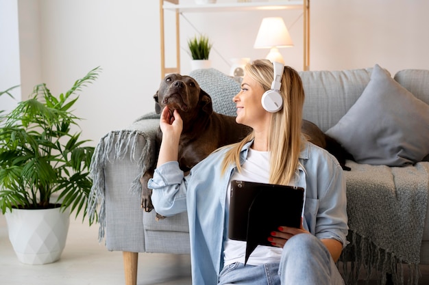 Photo gratuite coup moyen femme portant des écouteurs à la maison