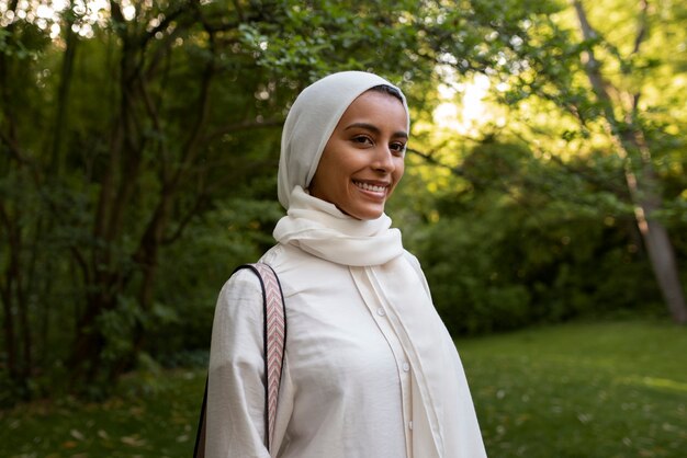 Photo gratuite coup moyen femme portant halal à l'extérieur