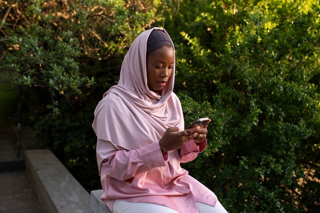 Photo gratuite coup moyen femme portant halal à l'extérieur