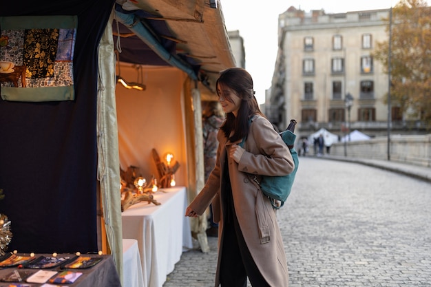 Coup moyen femme portant un sac à dos