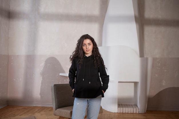 Coup moyen femme portant un sweat à capuche noir