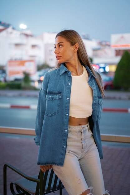 Coup moyen femme portant une tenue en denim total