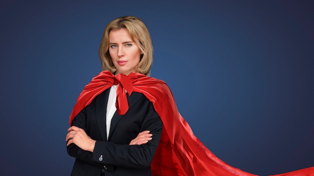 Photo gratuite coup moyen femme posant avec une cape