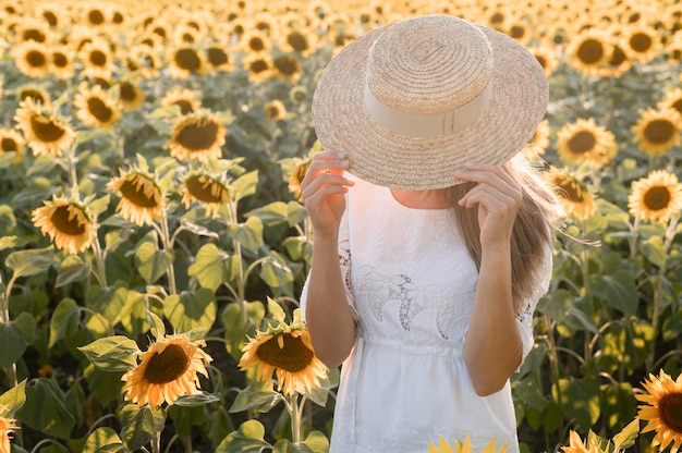 Coup moyen femme posant avec chapeau