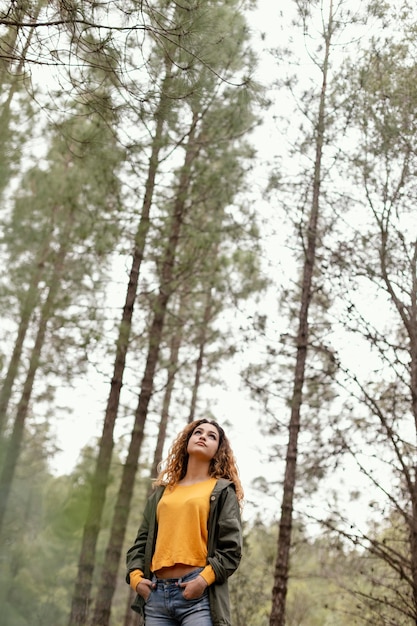 Photo gratuite coup moyen femme posant dans la forêt