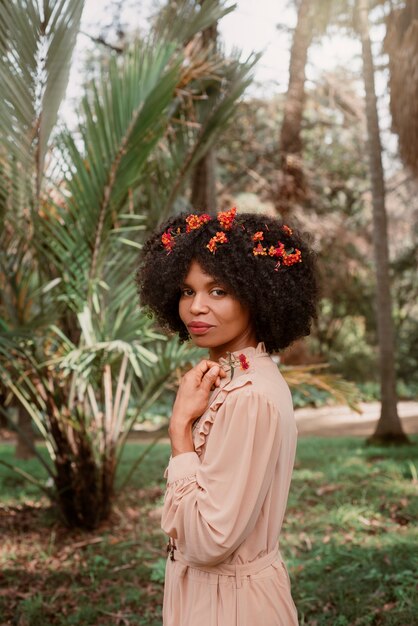 Coup moyen femme posant dans un jardin romantique