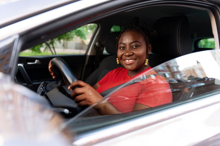 Photo gratuit coup moyen femme posant dans la voiture