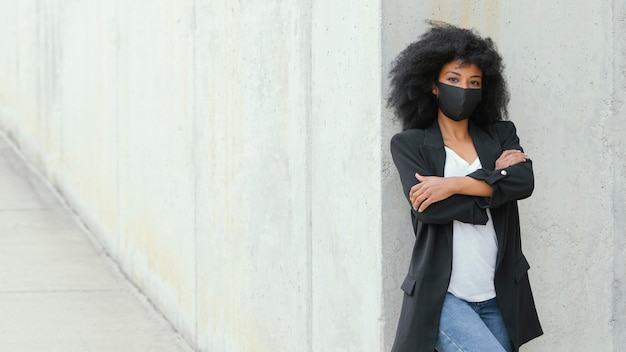 Photo gratuite coup moyen femme posant avec masque facial