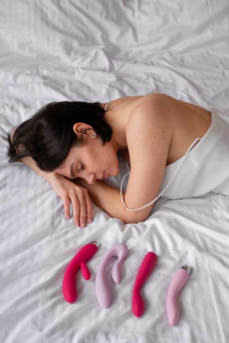 Photo gratuit coup moyen femme posant avec vibrateur