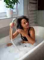 Photo gratuite coup moyen femme prenant un bain