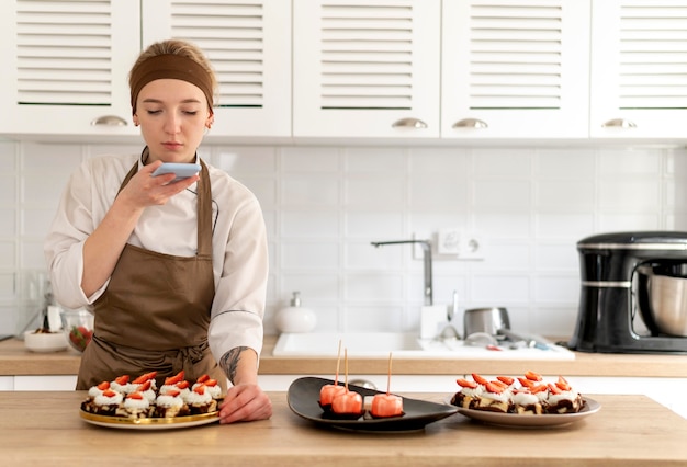 Coup moyen femme prenant une photo de dessert