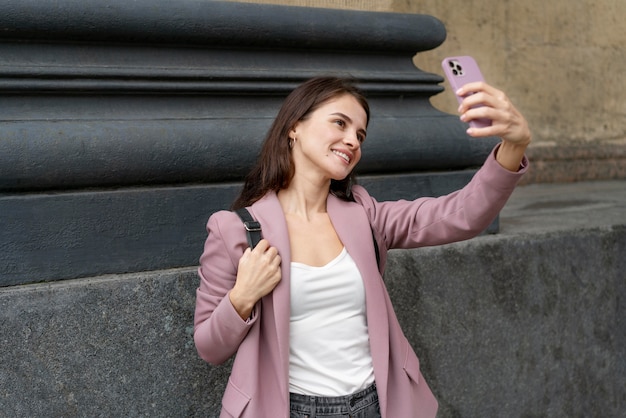 Coup moyen femme prenant selfie