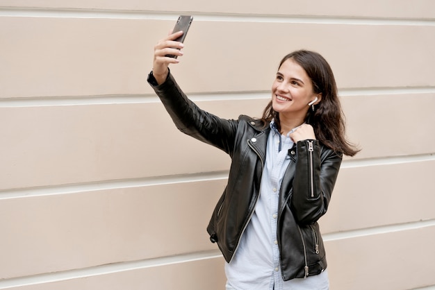 Coup moyen femme prenant selfie