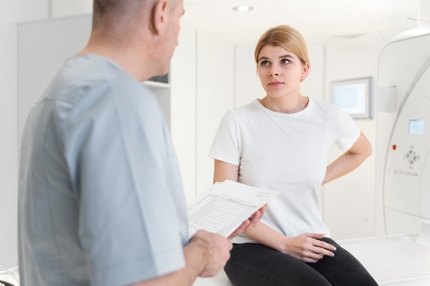 Coup moyen femme prête à passer un scanner