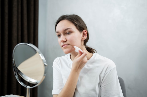 Coup moyen femme regardant dans le miroir