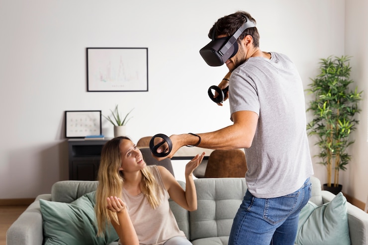 Photo gratuit coup moyen femme regardant l'homme jouer au jeu