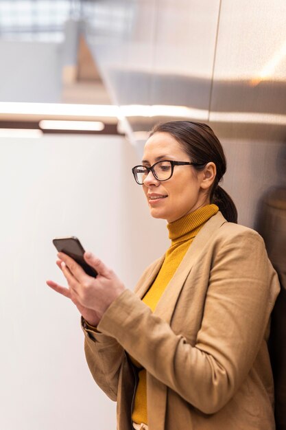 Coup moyen femme regardant téléphone