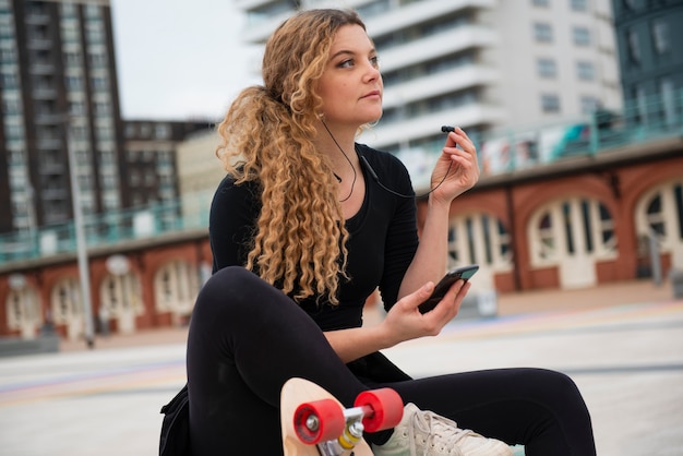 Coup moyen femme avec skate