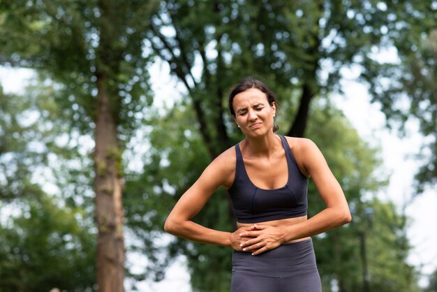 Coup moyen femme souffrant de douleur