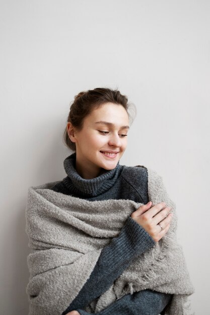 Coup moyen femme souriante confortable à la maison