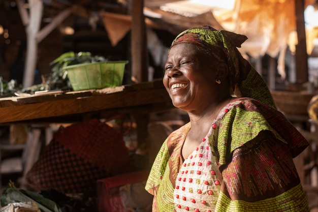 Coup moyen femme souriante à l'extérieur