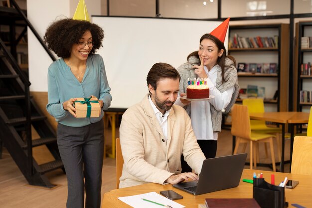 Coup moyen femme surprenant collègue