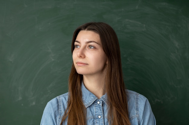 Coup moyen femme avec tableau vert