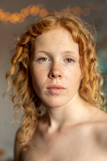 Coup moyen femme avec des taches de rousseur posant