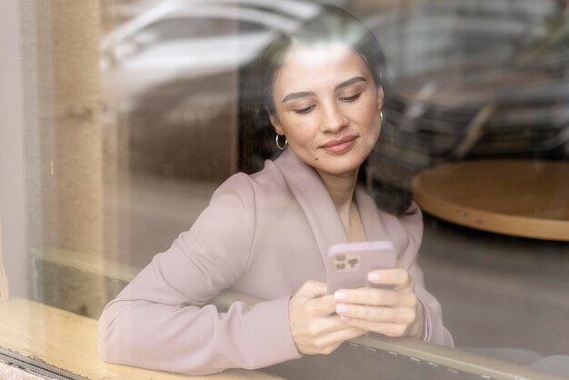 Coup moyen femme tapant sur téléphone