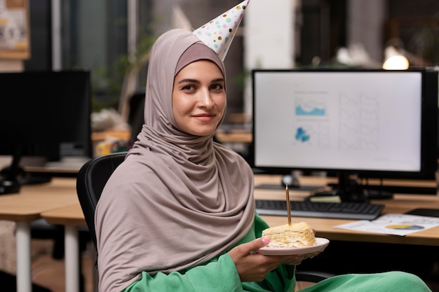 Photo gratuite coup moyen femme tenant une assiette à gâteau