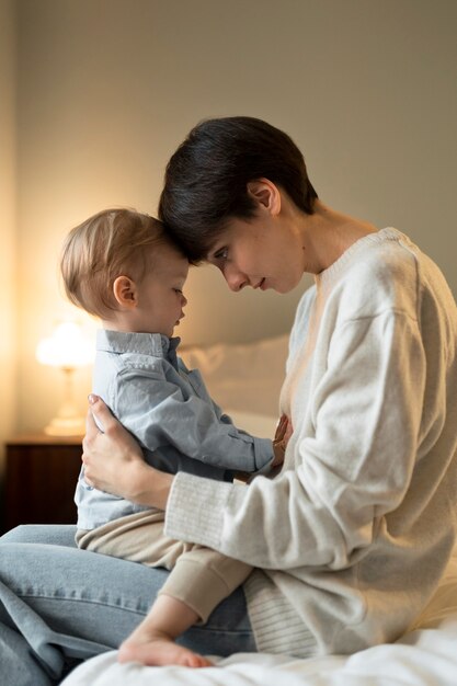 Coup moyen femme tenant un bébé mignon