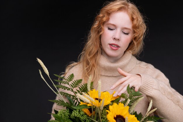 Coup moyen femme tenant un bouquet