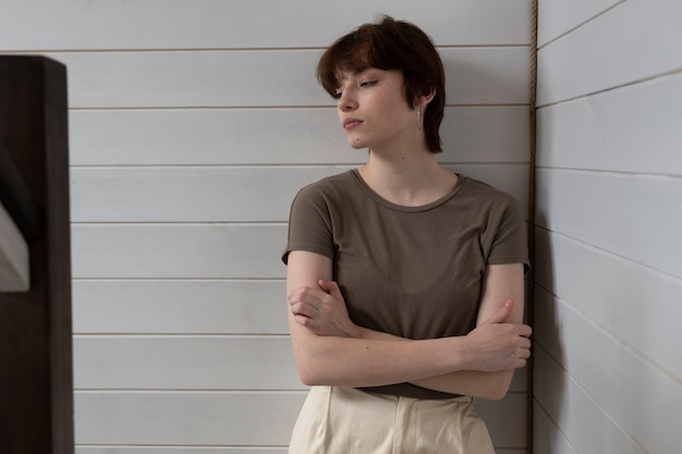 Photo gratuite coup moyen femme tenant les bras croisés