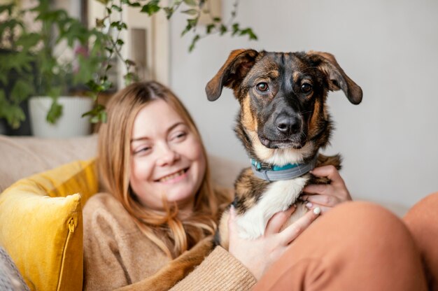 Coup moyen femme tenant un chien