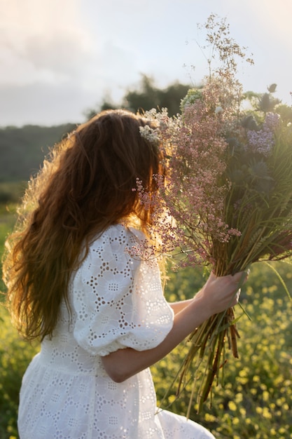 Coup moyen femme tenant des fleurs