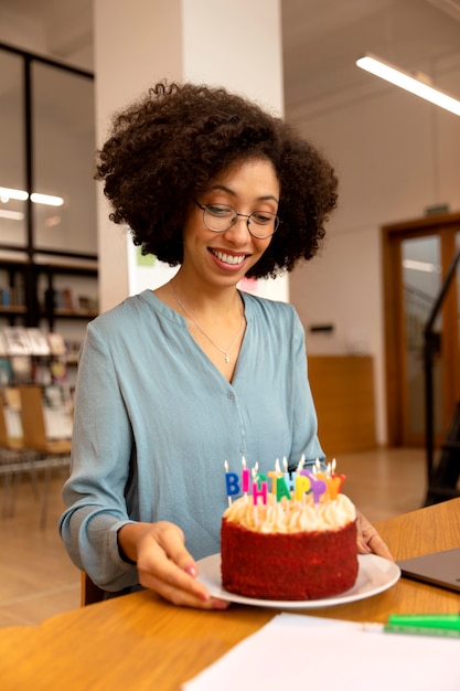 Photo gratuite coup moyen femme tenant un gâteau