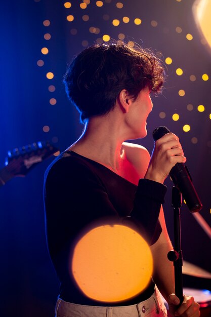 Coup moyen femme tenant un microphone