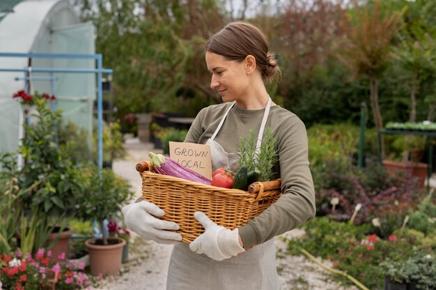 Coup moyen femme tenant un panier