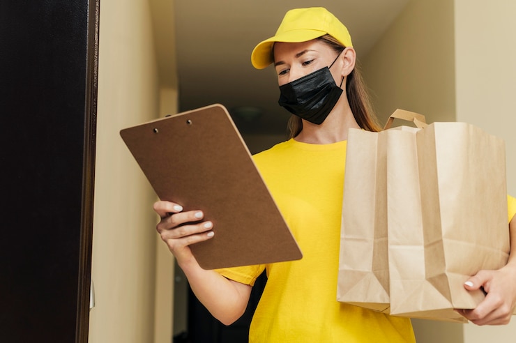 Photo gratuit coup moyen femme tenant le presse-papiers