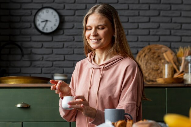 Coup moyen femme tenant un récipient de crème