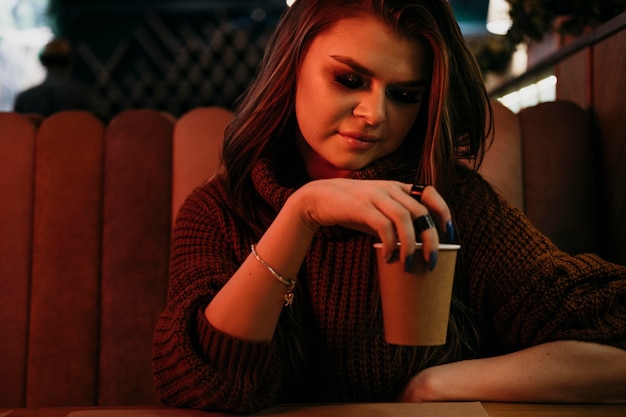 Coup moyen femme tenant une tasse de café