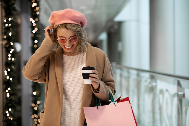 Coup moyen femme tenant une tasse de café