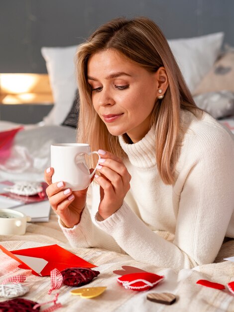 Coup moyen femme tenant une tasse